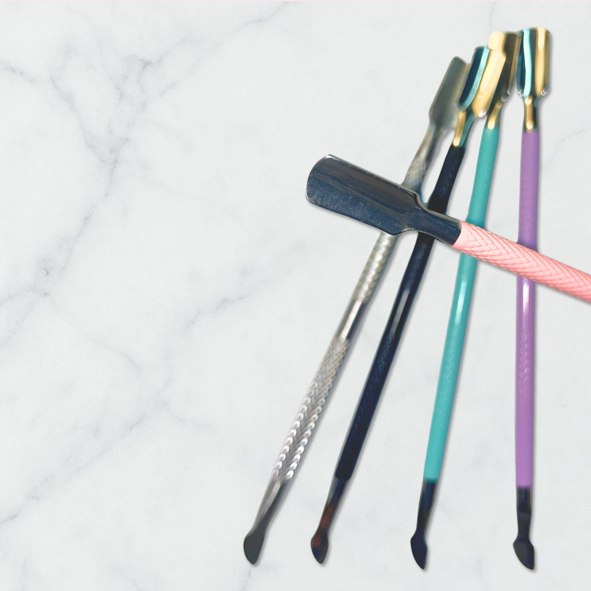 Kovový zatláčač nechtovej kožičky