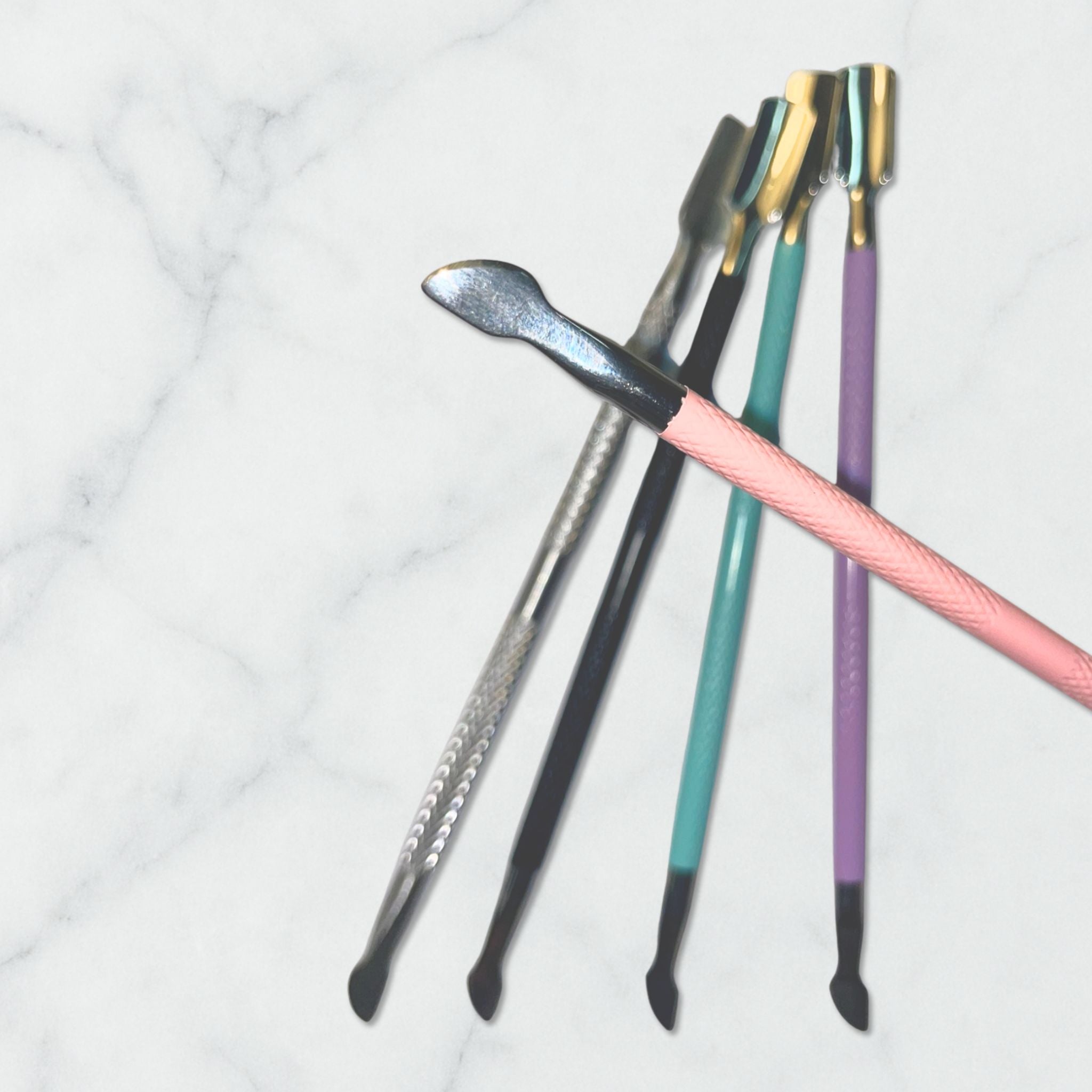 Kovový zatláčač nechtovej kožičky