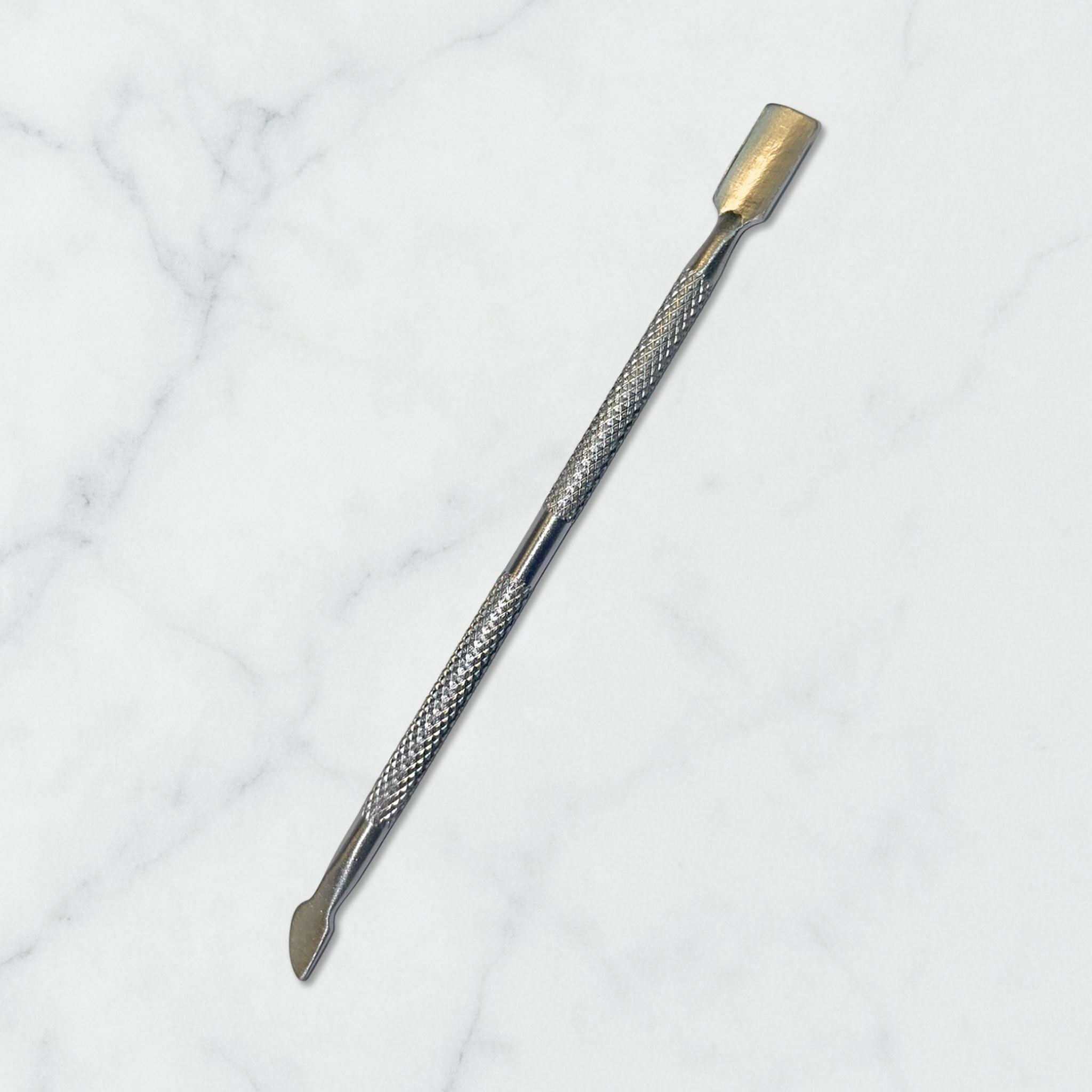 Kovový zatláčač nechtovej kožičky