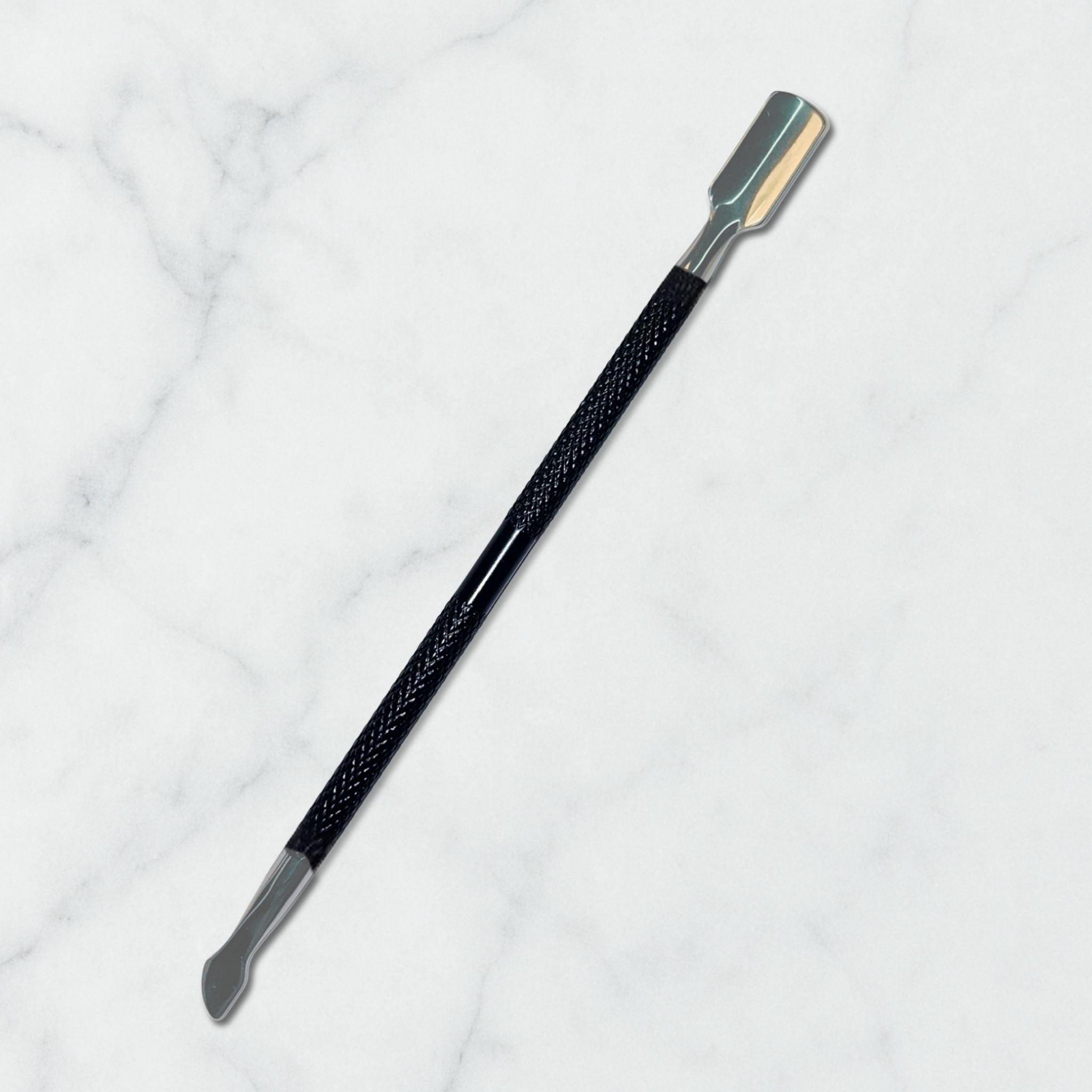 Kovový zatláčač nechtovej kožičky